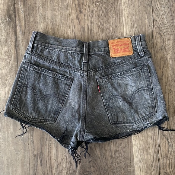 Levi black red tab jean shorts Sz 26 - Picture 2 of 5